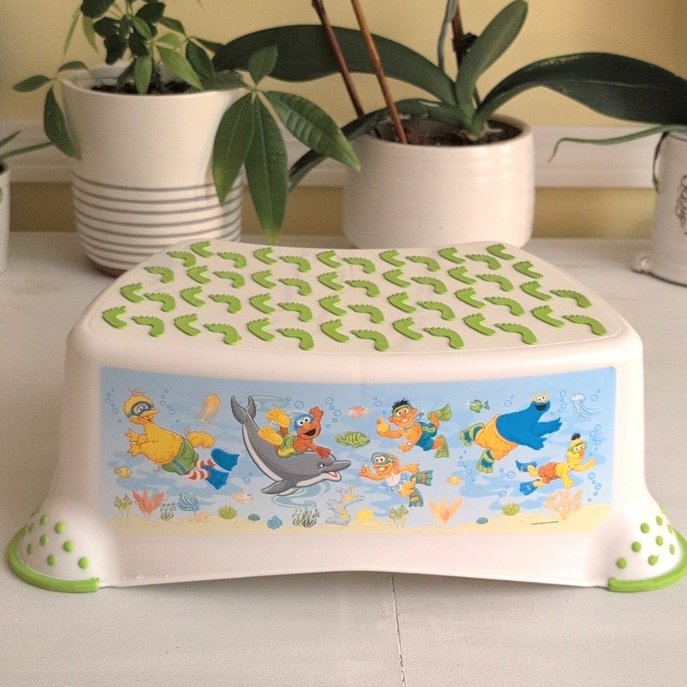 Sesame Street Kids Step Stool Plastic Non Slip 1-Step White/Green Bathroom